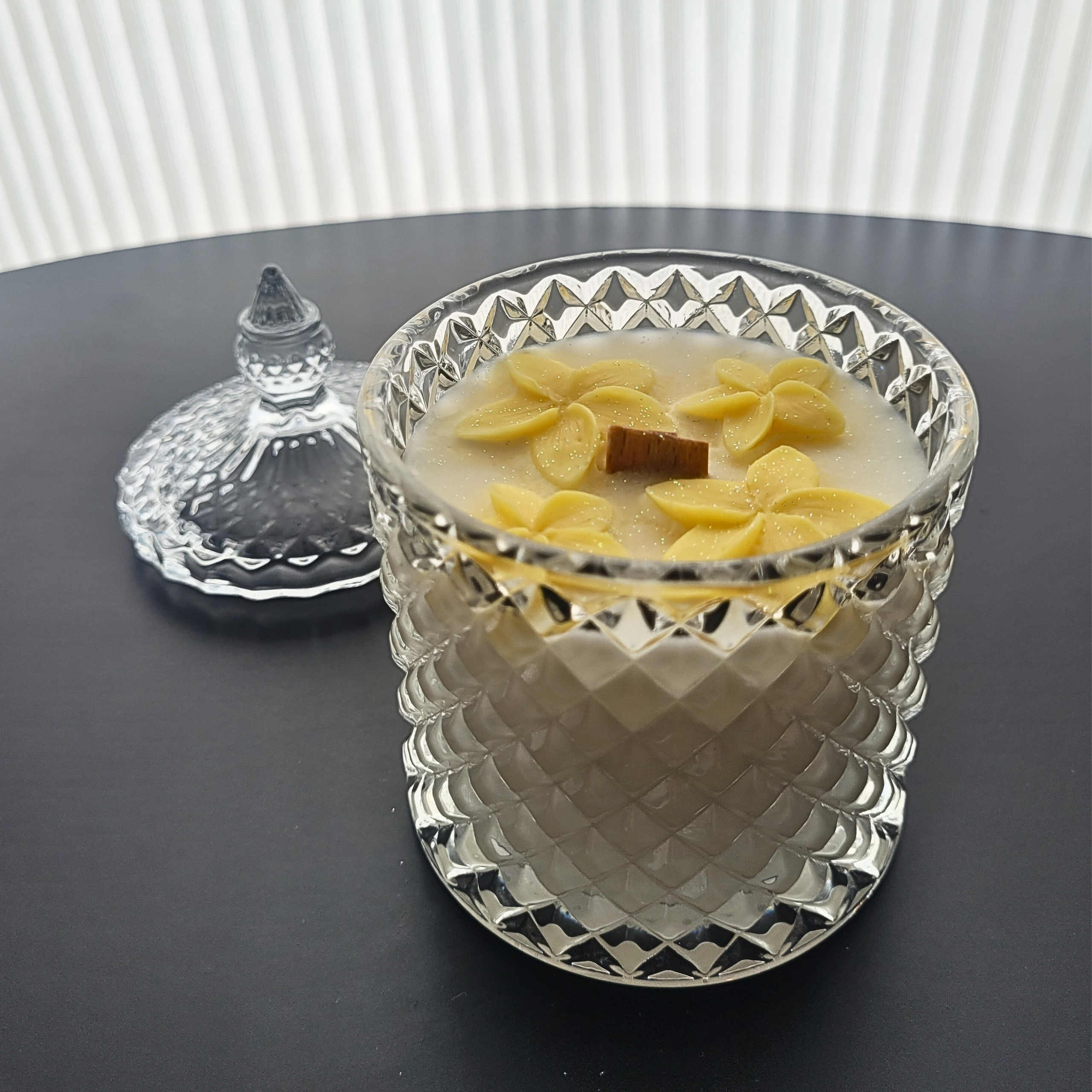 Sojowa Świeca z Drewnianym Knotem CASHMERE VANILLA 275ml - obrazek 2